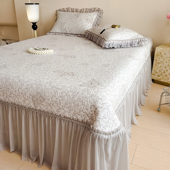 91家纺网 家纺一手货源 找家纺 莱家富 2026新款公主风凉感值过0.21空调席子软席冰豆豆凉席三件套-蝴蝶床裙款 蝶舞花语-星空咖