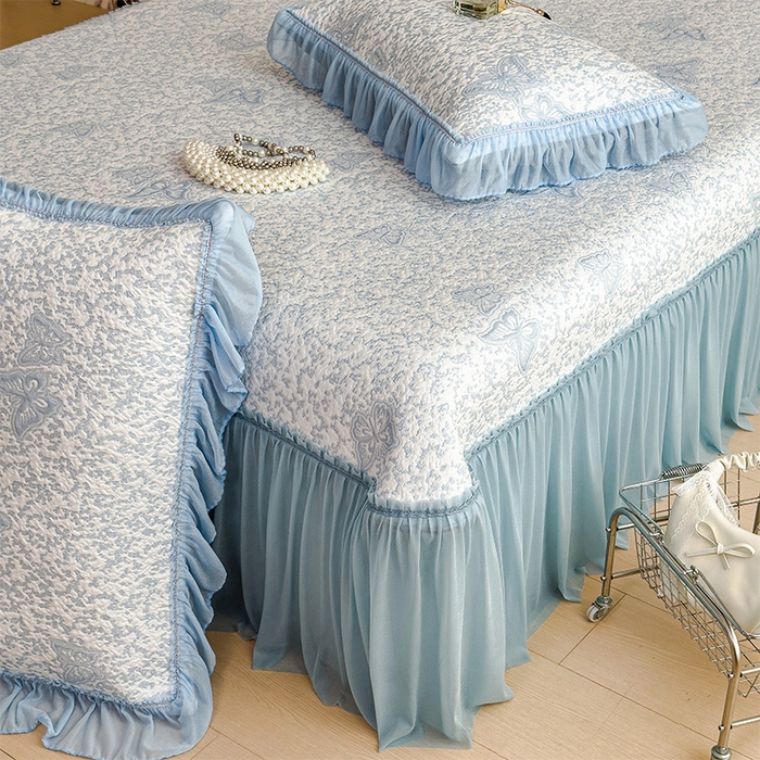 91家纺网 家纺一手货源 找家纺 莱家富 2026新款公主风凉感值过0.21空调席子软席冰豆豆凉席三件套-蝴蝶床裙款 蝶舞花语-清新蓝