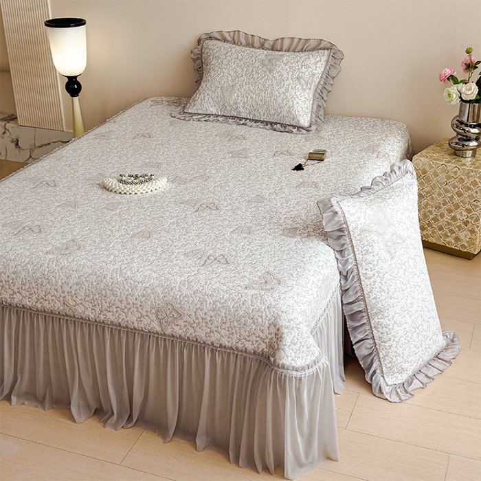 91家纺网 家纺一手货源 找家纺 莱家富 2026新款公主风凉感值过0.21空调席子软席冰豆豆凉席三件套-蝴蝶床裙款 蝶舞花语-星空咖