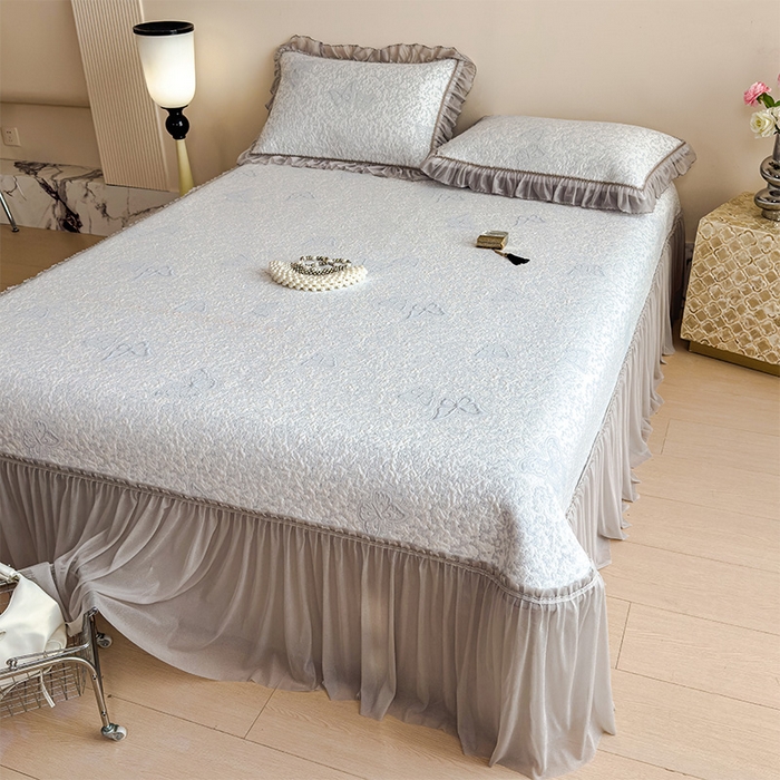 91家纺网 家纺一手货源 找家纺 莱家富 2026新款公主风凉感值过0.21空调席子软席冰豆豆凉席三件套-蝴蝶床裙款 蝶舞花语-淡蓝