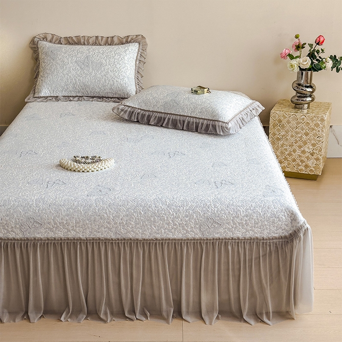 91家纺网 家纺一手货源 找家纺 莱家富 2026新款公主风凉感值过0.21空调席子软席冰豆豆凉席三件套-蝴蝶床裙款 蝶舞花语-淡蓝