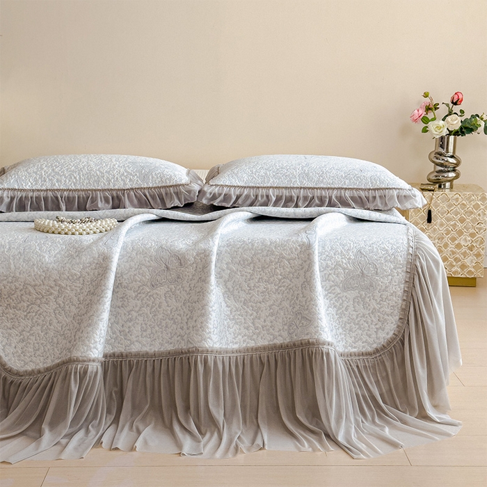 91家纺网 家纺一手货源 找家纺 莱家富 2026新款公主风凉感值过0.21空调席子软席冰豆豆凉席三件套-蝴蝶床裙款 蝶舞花语-淡蓝