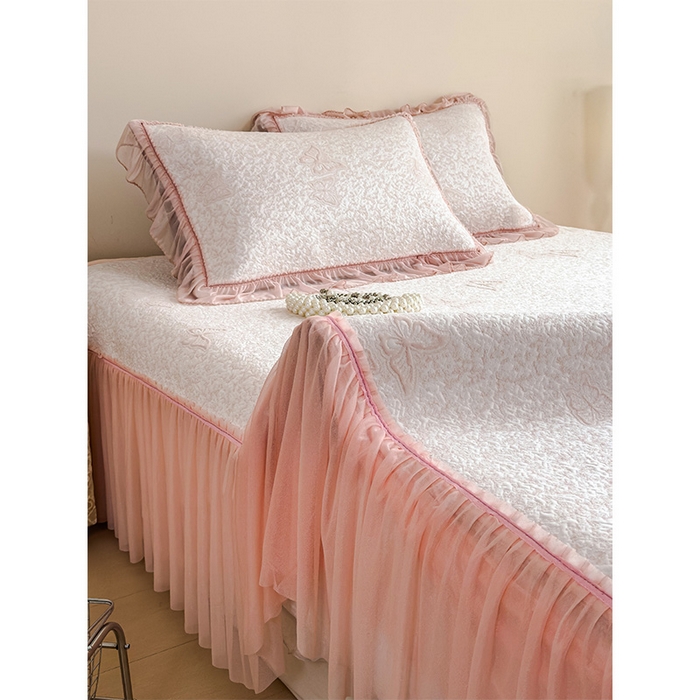 91家纺网 家纺一手货源 找家纺 莱家富 2026新款公主风凉感值过0.21空调席子软席冰豆豆凉席三件套-蝴蝶床裙款 蝶舞花语-蝴蝶粉