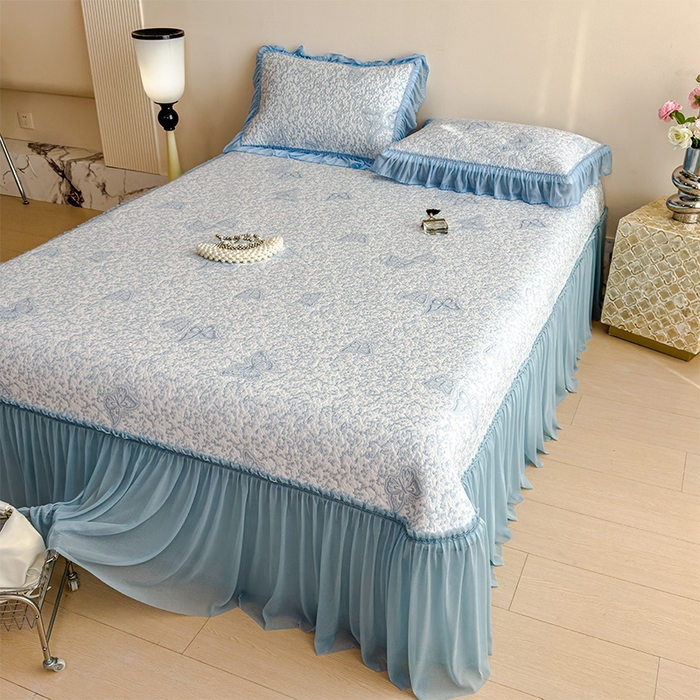 91家纺网 家纺一手货源 找家纺 莱家富 2026新款公主风凉感值过0.21空调席子软席冰豆豆凉席三件套-蝴蝶床裙款 蝶舞花语-清新蓝