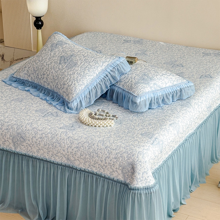 91家纺网 家纺一手货源 找家纺 莱家富 2026新款公主风凉感值过0.21空调席子软席冰豆豆凉席三件套-蝴蝶床裙款 蝶舞花语-清新蓝