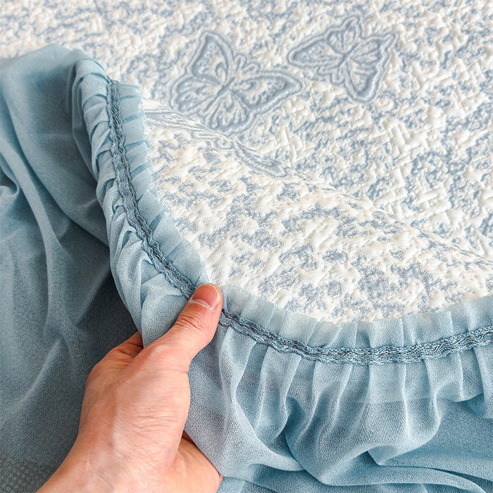91家纺网 家纺一手货源 找家纺 莱家富 2026新款公主风凉感值过0.21空调席子软席冰豆豆凉席三件套-蝴蝶床裙款 蝶舞花语-清新蓝