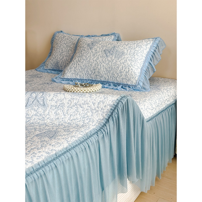 91家纺网 家纺一手货源 找家纺 莱家富 2026新款公主风凉感值过0.21空调席子软席冰豆豆凉席三件套-蝴蝶床裙款 蝶舞花语-清新蓝