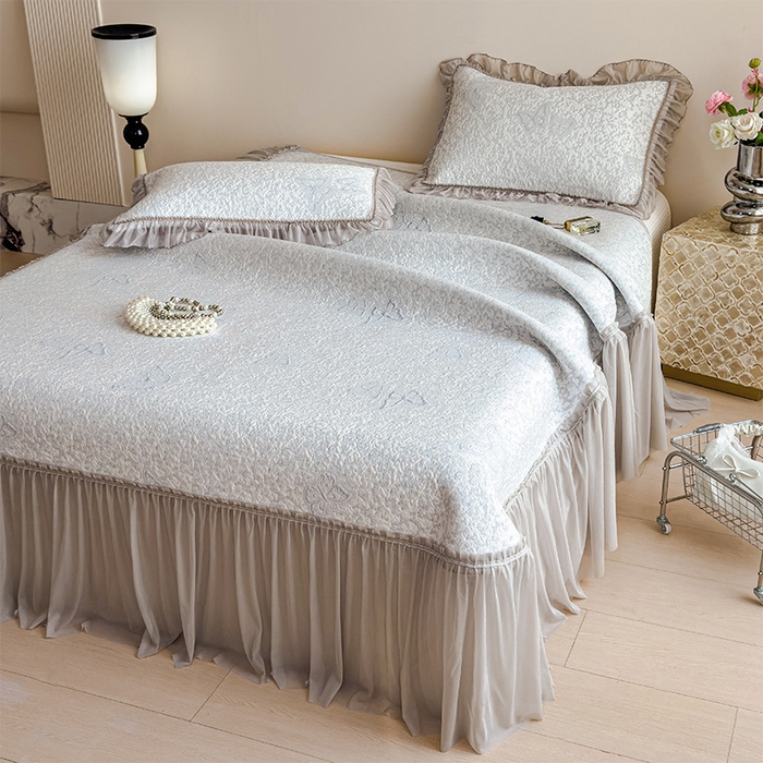 91家纺网 家纺一手货源 找家纺 莱家富 2026新款公主风凉感值过0.21空调席子软席冰豆豆凉席三件套-蝴蝶床裙款 蝶舞花语-淡蓝