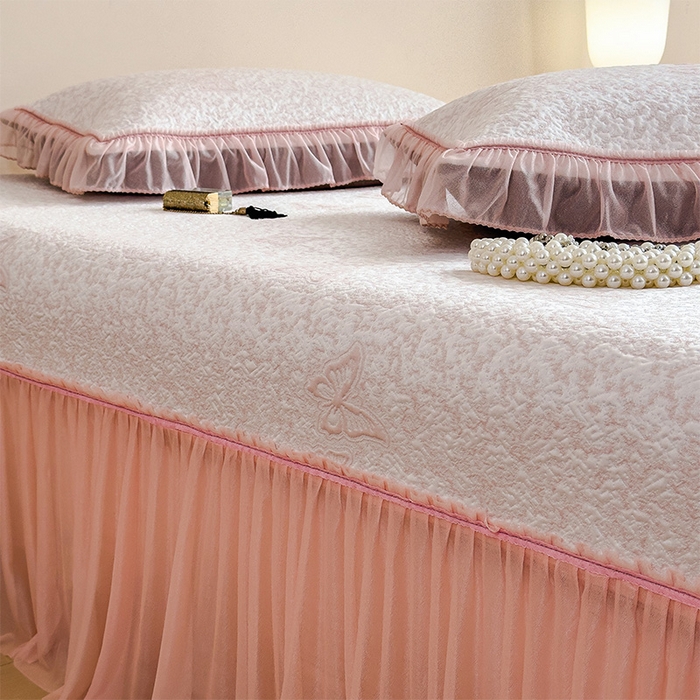 91家纺网 家纺一手货源 找家纺 莱家富 2026新款公主风凉感值过0.21空调席子软席冰豆豆凉席三件套-蝴蝶床裙款 蝶舞花语-蝴蝶粉