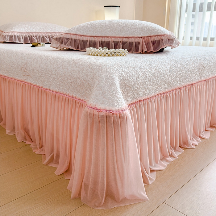 91家纺网 家纺一手货源 找家纺 莱家富 2026新款公主风凉感值过0.21空调席子软席冰豆豆凉席三件套-蝴蝶床裙款 蝶舞花语-蝴蝶粉