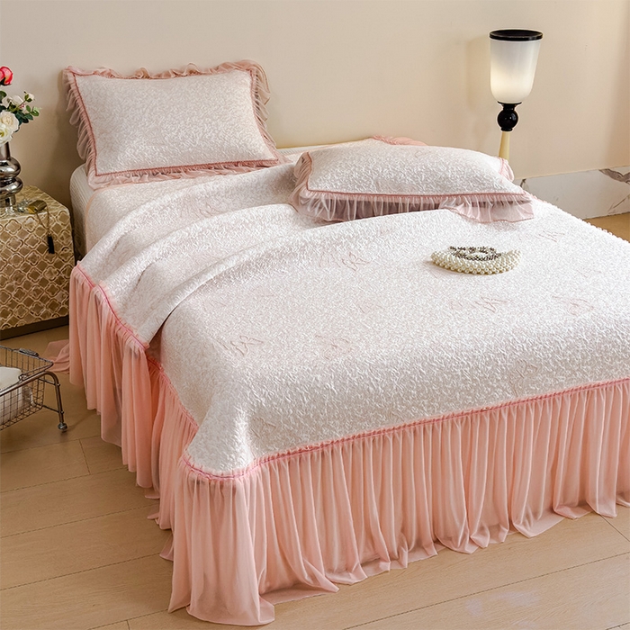 91家纺网 家纺一手货源 找家纺 莱家富 2026新款公主风凉感值过0.21空调席子软席冰豆豆凉席三件套-蝴蝶床裙款 蝶舞花语-蝴蝶粉