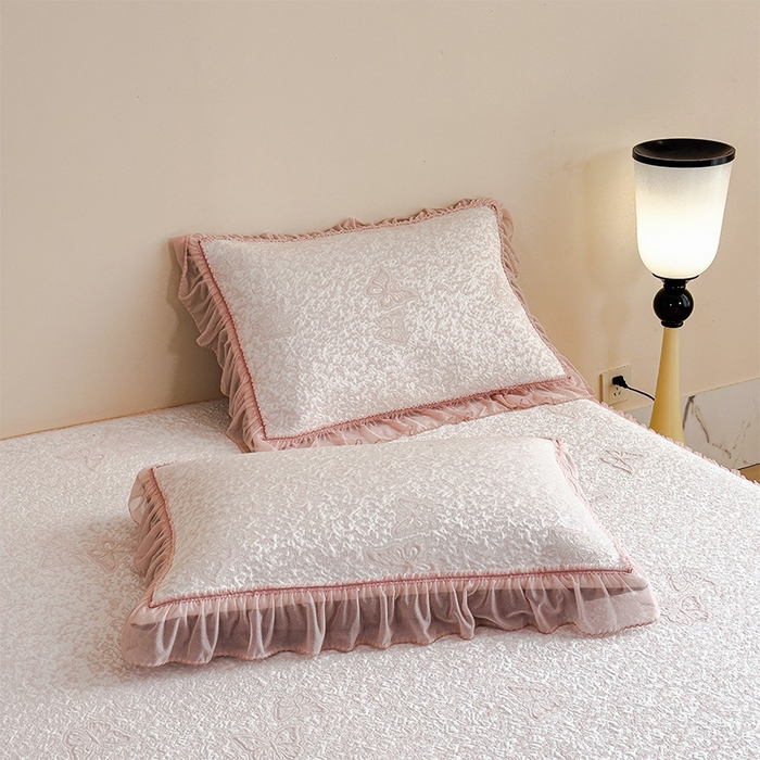 91家纺网 家纺一手货源 找家纺 莱家富 2026新款公主风凉感值过0.21空调席子软席冰豆豆凉席三件套-蝴蝶床裙款 蝶舞花语-蝴蝶粉