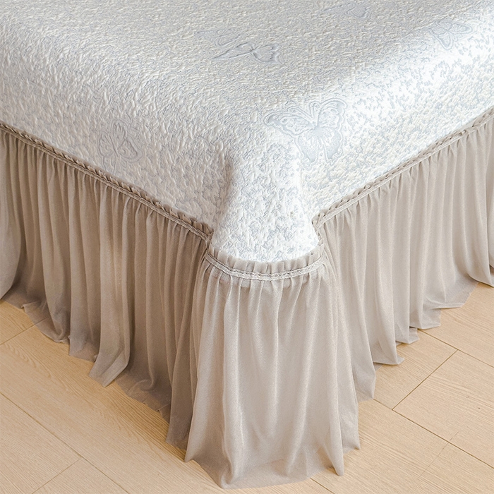 91家纺网 家纺一手货源 找家纺 莱家富 2026新款公主风凉感值过0.21空调席子软席冰豆豆凉席三件套-蝴蝶床裙款 蝶舞花语-淡蓝