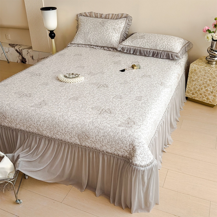 91家纺网 家纺一手货源 找家纺 莱家富 2026新款公主风凉感值过0.21空调席子软席冰豆豆凉席三件套-蝴蝶床裙款 蝶舞花语-星空咖