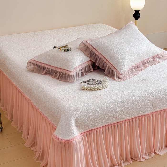 91家纺网 家纺一手货源 找家纺 莱家富 2026新款公主风凉感值过0.21空调席子软席冰豆豆凉席三件套-蝴蝶床裙款 蝶舞花语-蝴蝶粉