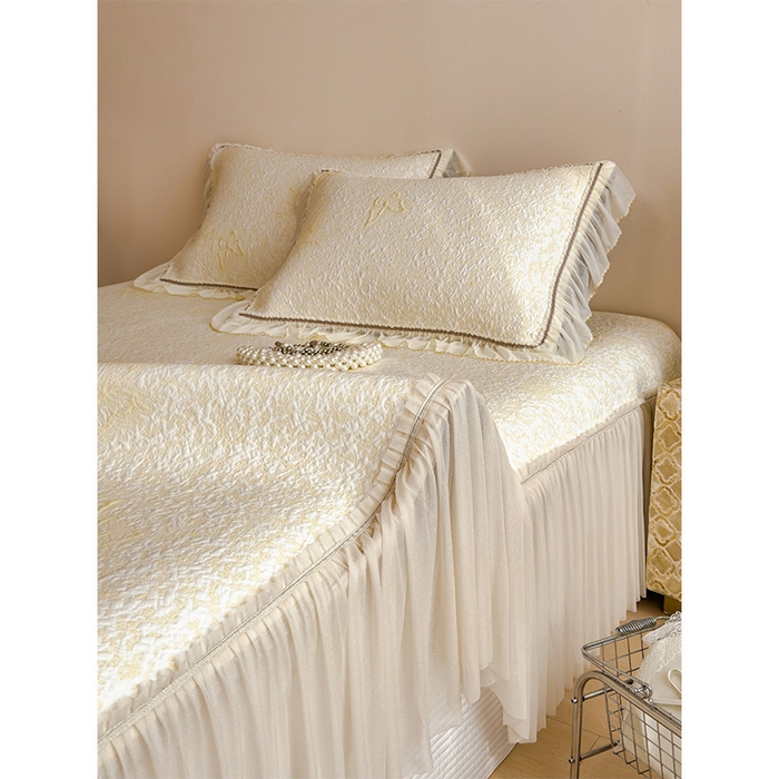 91家纺网 家纺一手货源 找家纺 莱家富 2026新款公主风凉感值过0.21空调席子软席冰豆豆凉席三件套-蝴蝶床裙款 蝶舞花语-泡泡黄