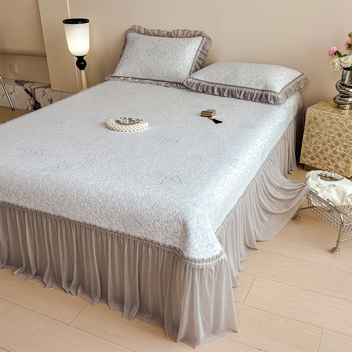 91家纺网 家纺一手货源 找家纺 莱家富 2026新款公主风凉感值过0.21空调席子软席冰豆豆凉席三件套-蝴蝶床裙款 蝶舞花语-淡蓝