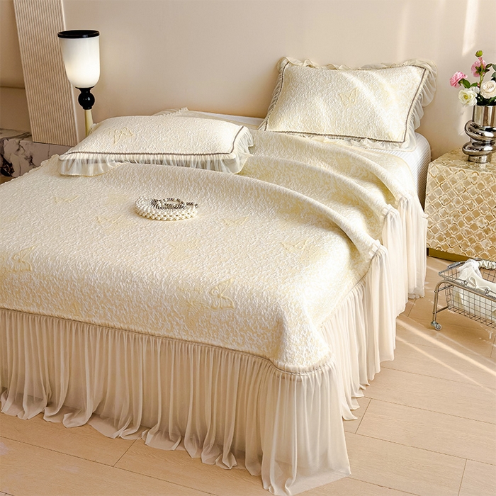 91家纺网 家纺一手货源 找家纺 莱家富 2026新款公主风凉感值过0.21空调席子软席冰豆豆凉席三件套-蝴蝶床裙款 蝶舞花语-泡泡黄