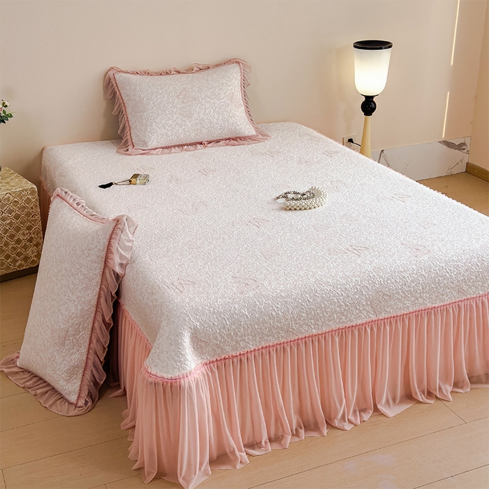 91家纺网 家纺一手货源 找家纺 莱家富 2026新款公主风凉感值过0.21空调席子软席冰豆豆凉席三件套-蝴蝶床裙款 蝶舞花语-蝴蝶粉