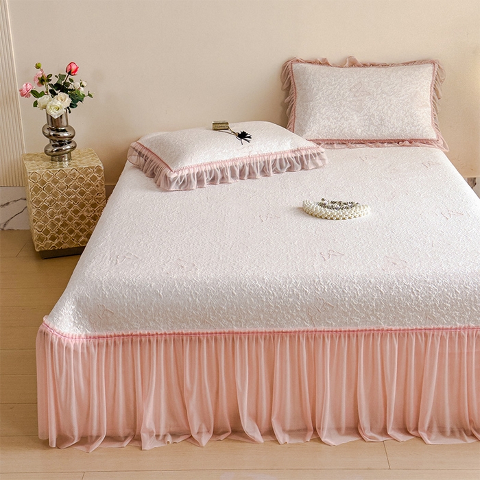 91家纺网 家纺一手货源 找家纺 莱家富 2026新款公主风凉感值过0.21空调席子软席冰豆豆凉席三件套-蝴蝶床裙款 蝶舞花语-蝴蝶粉