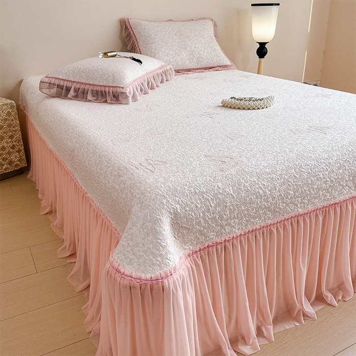 91家纺网 家纺一手货源 找家纺 莱家富 2026新款公主风凉感值过0.21空调席子软席冰豆豆凉席三件套-蝴蝶床裙款 蝶舞花语-蝴蝶粉