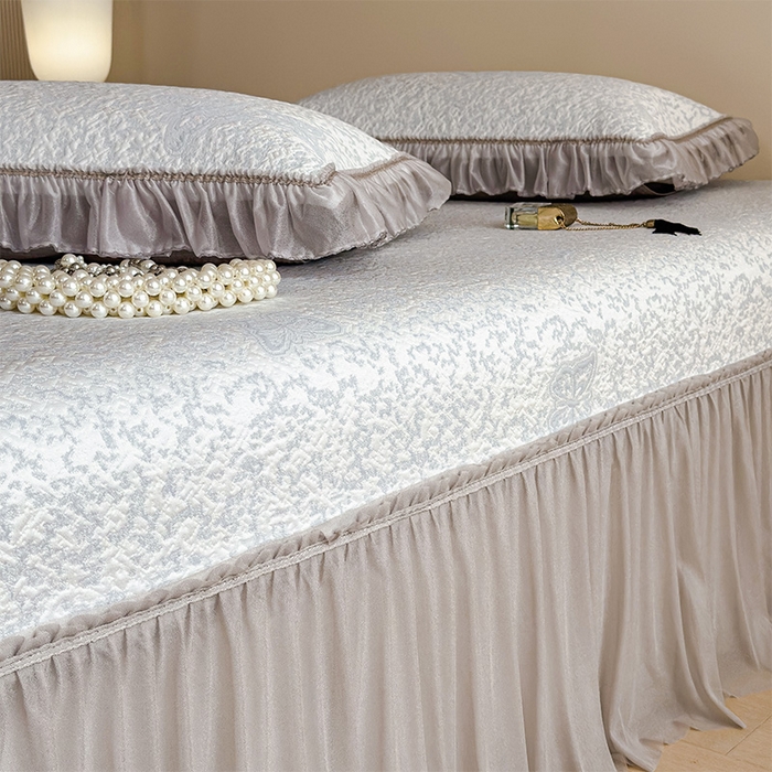 91家纺网 家纺一手货源 找家纺 莱家富 2026新款公主风凉感值过0.21空调席子软席冰豆豆凉席三件套-蝴蝶床裙款 蝶舞花语-淡蓝