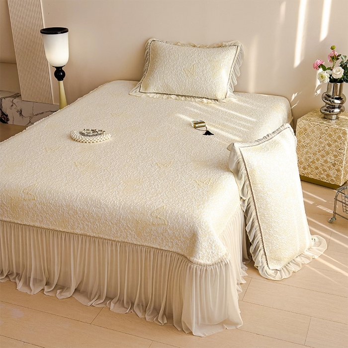 91家纺网 家纺一手货源 找家纺 莱家富 2026新款公主风凉感值过0.21空调席子软席冰豆豆凉席三件套-蝴蝶床裙款 蝶舞花语-泡泡黄