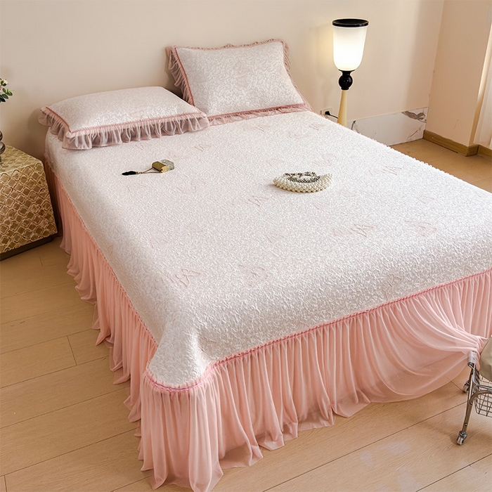 91家纺网 家纺一手货源 找家纺 莱家富 2026新款公主风凉感值过0.21空调席子软席冰豆豆凉席三件套-蝴蝶床裙款 蝶舞花语-蝴蝶粉