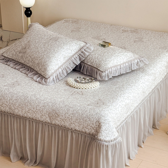 91家纺网 家纺一手货源 找家纺 莱家富 2026新款公主风凉感值过0.21空调席子软席冰豆豆凉席三件套-蝴蝶床裙款 蝶舞花语-星空咖