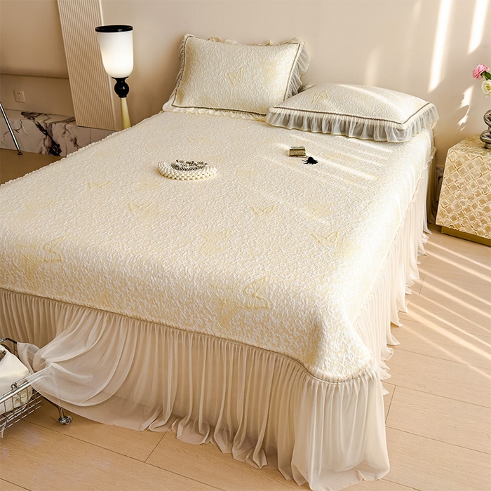 91家纺网 家纺一手货源 找家纺 莱家富 2026新款公主风凉感值过0.21空调席子软席冰豆豆凉席三件套-蝴蝶床裙款 蝶舞花语-泡泡黄