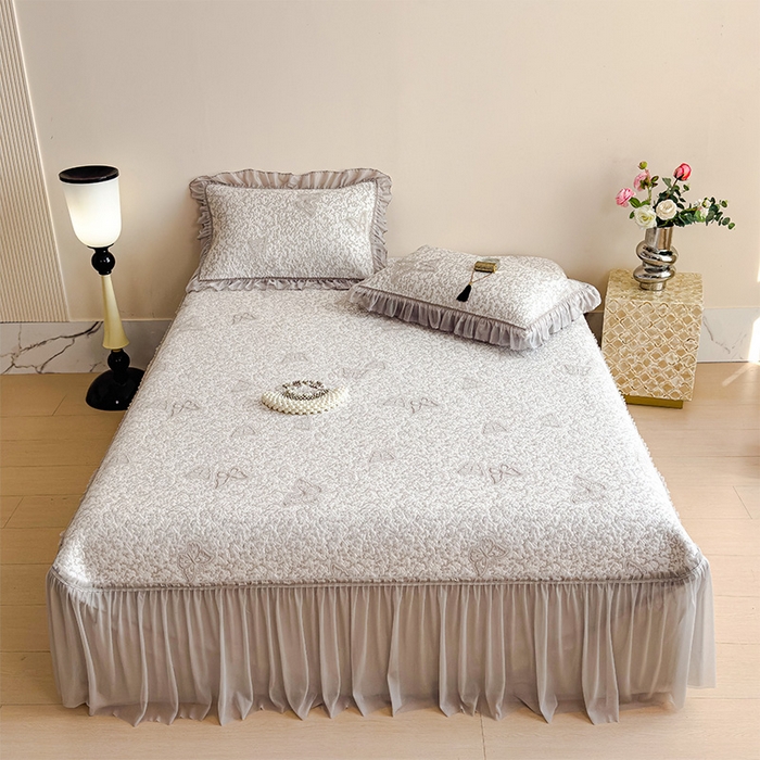 91家纺网 家纺一手货源 找家纺 莱家富 2026新款公主风凉感值过0.21空调席子软席冰豆豆凉席三件套-蝴蝶床裙款 蝶舞花语-星空咖