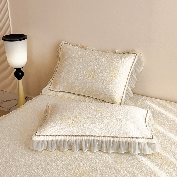 91家纺网 家纺一手货源 找家纺 莱家富 2026新款公主风凉感值过0.21空调席子软席冰豆豆凉席三件套-蝴蝶床裙款 蝶舞花语-泡泡黄