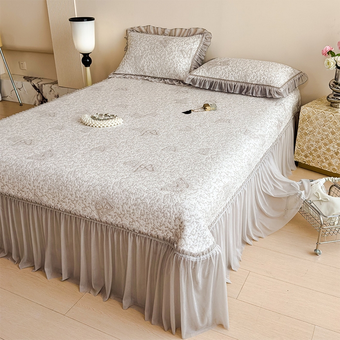 91家纺网 家纺一手货源 找家纺 莱家富 2026新款公主风凉感值过0.21空调席子软席冰豆豆凉席三件套-蝴蝶床裙款 蝶舞花语-星空咖