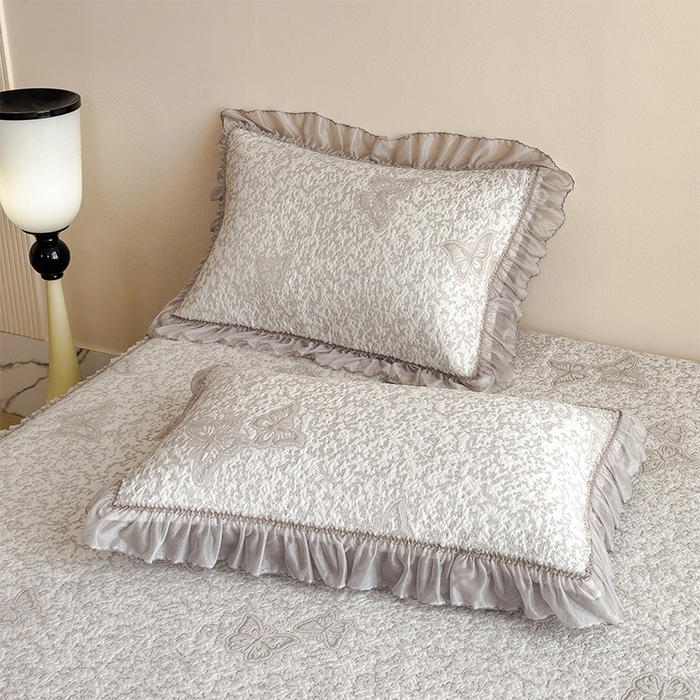 91家纺网 家纺一手货源 找家纺 莱家富 2026新款公主风凉感值过0.21空调席子软席冰豆豆凉席三件套-蝴蝶床裙款 蝶舞花语-星空咖