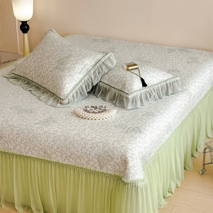 91家纺网 家纺一手货源 找家纺 莱家富 2026新款公主风凉感值过0.21空调席子软席冰豆豆凉席三件套-蝴蝶床裙款 蝶舞花语-森林绿