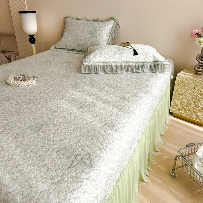 91家纺网 家纺一手货源 找家纺 莱家富 2026新款公主风凉感值过0.21空调席子软席冰豆豆凉席三件套-蝴蝶床裙款 蝶舞花语-森林绿