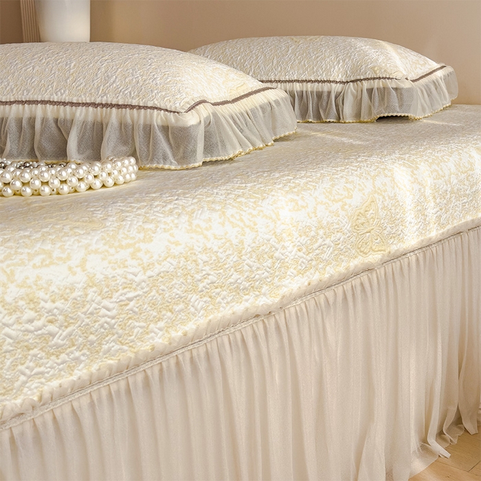 91家纺网 家纺一手货源 找家纺 莱家富 2026新款公主风凉感值过0.21空调席子软席冰豆豆凉席三件套-蝴蝶床裙款 蝶舞花语-泡泡黄