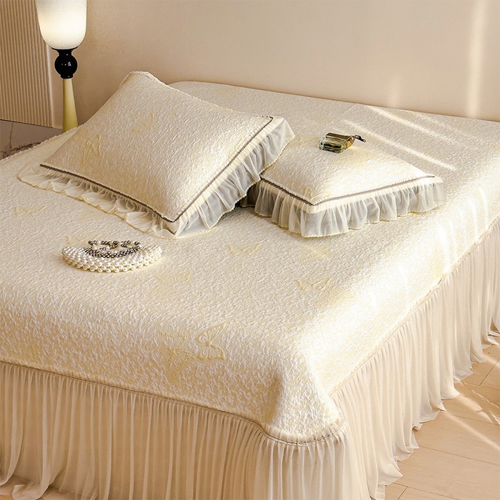 91家纺网 家纺一手货源 找家纺 莱家富 2026新款公主风凉感值过0.21空调席子软席冰豆豆凉席三件套-蝴蝶床裙款 蝶舞花语-泡泡黄