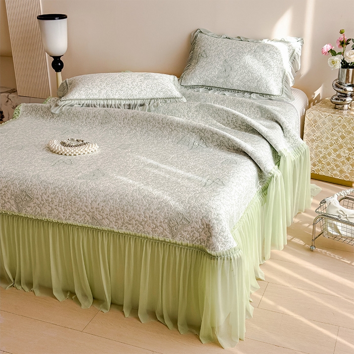 91家纺网 家纺一手货源 找家纺 莱家富 2026新款公主风凉感值过0.21空调席子软席冰豆豆凉席三件套-蝴蝶床裙款 蝶舞花语-森林绿