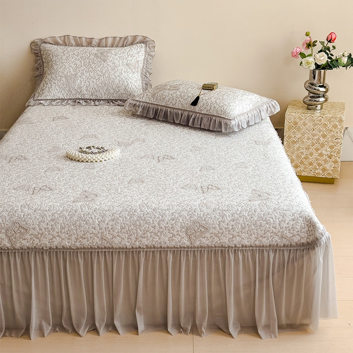 91家纺网 家纺一手货源 找家纺 莱家富 2026新款公主风凉感值过0.21空调席子软席冰豆豆凉席三件套-蝴蝶床裙款 蝶舞花语-星空咖