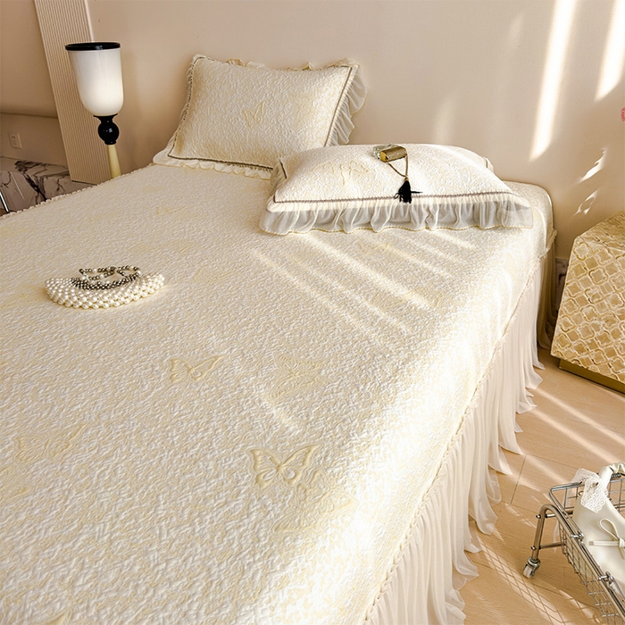 91家纺网 家纺一手货源 找家纺 莱家富 2026新款公主风凉感值过0.21空调席子软席冰豆豆凉席三件套-蝴蝶床裙款 蝶舞花语-泡泡黄