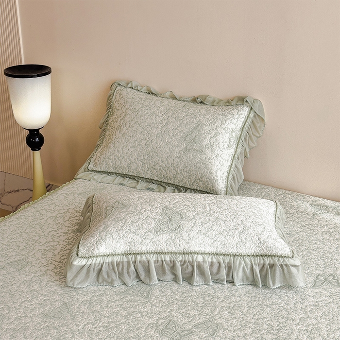 91家纺网 家纺一手货源 找家纺 莱家富 2026新款公主风凉感值过0.21空调席子软席冰豆豆凉席三件套-蝴蝶床裙款 蝶舞花语-森林绿