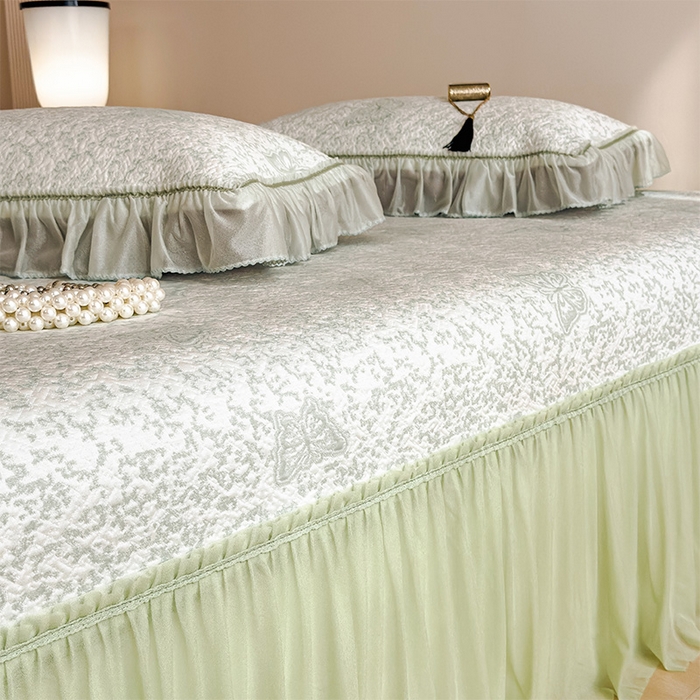 91家纺网 家纺一手货源 找家纺 莱家富 2026新款公主风凉感值过0.21空调席子软席冰豆豆凉席三件套-蝴蝶床裙款 蝶舞花语-森林绿