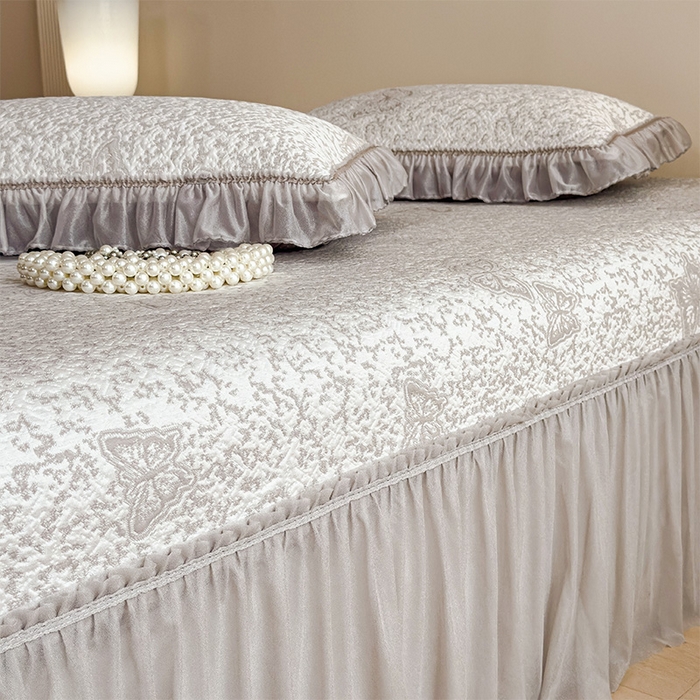 91家纺网 家纺一手货源 找家纺 莱家富 2026新款公主风凉感值过0.21空调席子软席冰豆豆凉席三件套-蝴蝶床裙款 蝶舞花语-星空咖