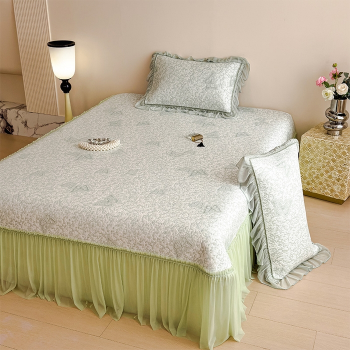 91家纺网 家纺一手货源 找家纺 莱家富 2026新款公主风凉感值过0.21空调席子软席冰豆豆凉席三件套-蝴蝶床裙款 蝶舞花语-森林绿