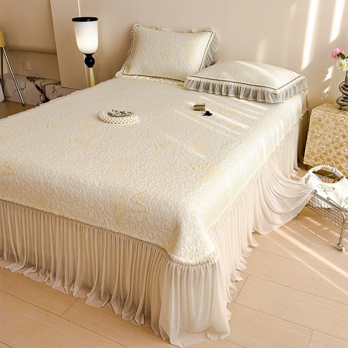 91家纺网 家纺一手货源 找家纺 莱家富 2026新款公主风凉感值过0.21空调席子软席冰豆豆凉席三件套-蝴蝶床裙款 蝶舞花语-泡泡黄