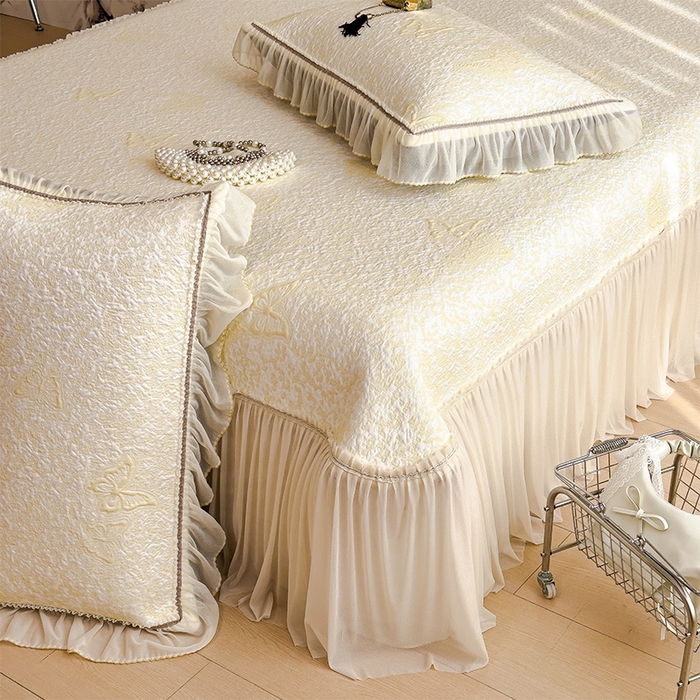 91家纺网 家纺一手货源 找家纺 莱家富 2026新款公主风凉感值过0.21空调席子软席冰豆豆凉席三件套-蝴蝶床裙款 蝶舞花语-泡泡黄