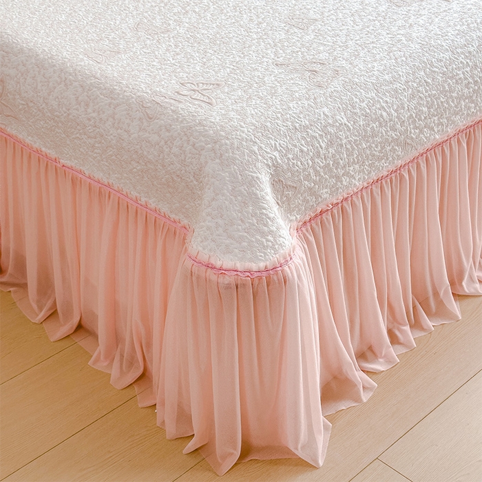 91家纺网 家纺一手货源 找家纺 莱家富 2026新款公主风凉感值过0.21空调席子软席冰豆豆凉席三件套-蝴蝶床裙款 蝶舞花语-蝴蝶粉