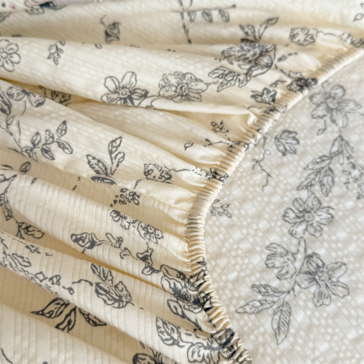 91家纺网 家纺一手货源 找家纺 女子家纺 2026新款亲肤泡芙纱印花床笠单床笠床笠单件 花之秘境