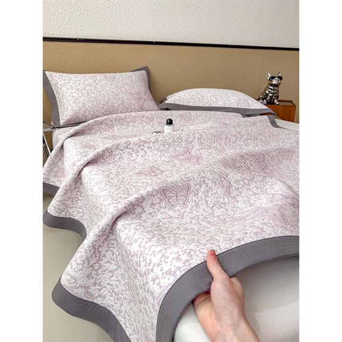 91家纺网 家纺一手货源 找家纺 莱家富 2026新款公主风凉感值过0.21空调席子软席冰豆豆凉席三件套-蝴蝶蝶舞花语系列 床席款蝶舞花语-雾雅紫
